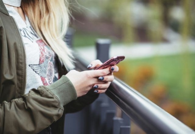 92% das escolas brasileiras limitam ou proíbem o uso de celulares por alunos