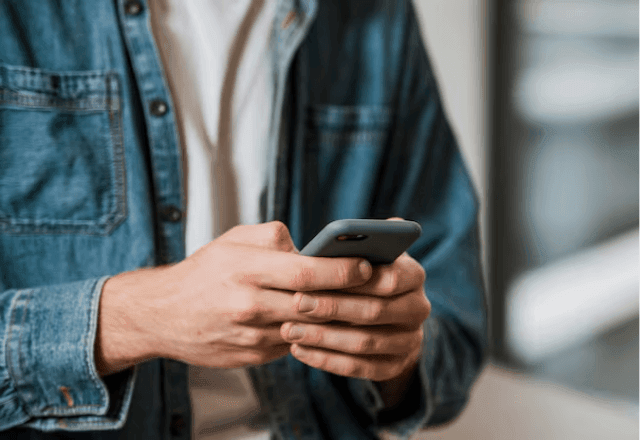 Imagem da noticia Uso excessivo de celular pode aumentar risco de trombose, alerta vascular