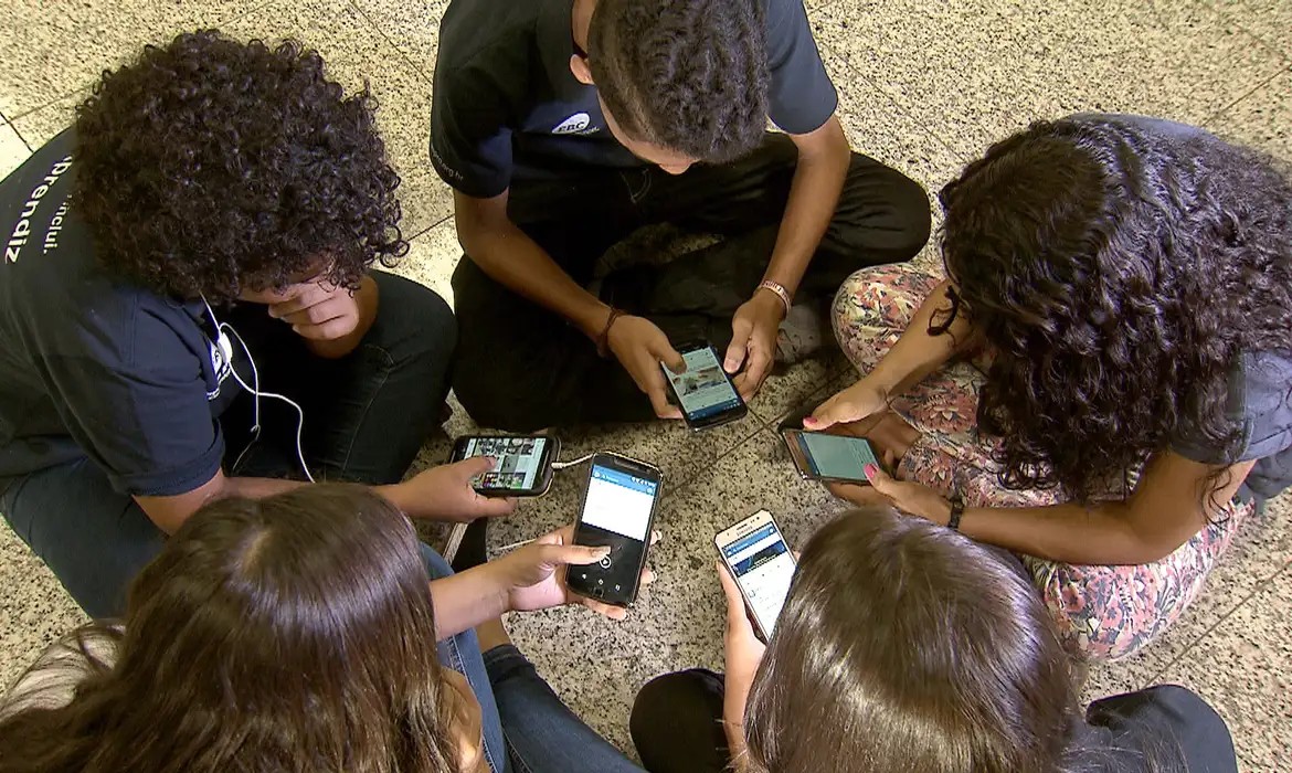 Imagem da noticia MEC orienta professores e escolas a restringir uso de celulares; entenda polêmica