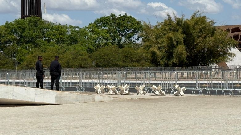 Imagem da noticia Planalto volta a ser cercado na véspera do julgamento de Bolsonaro