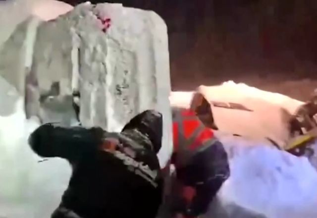 Imagem da noticia VÍDEO: homem é resgatado após carro ser atingido por avalanche em Santiago, Chile