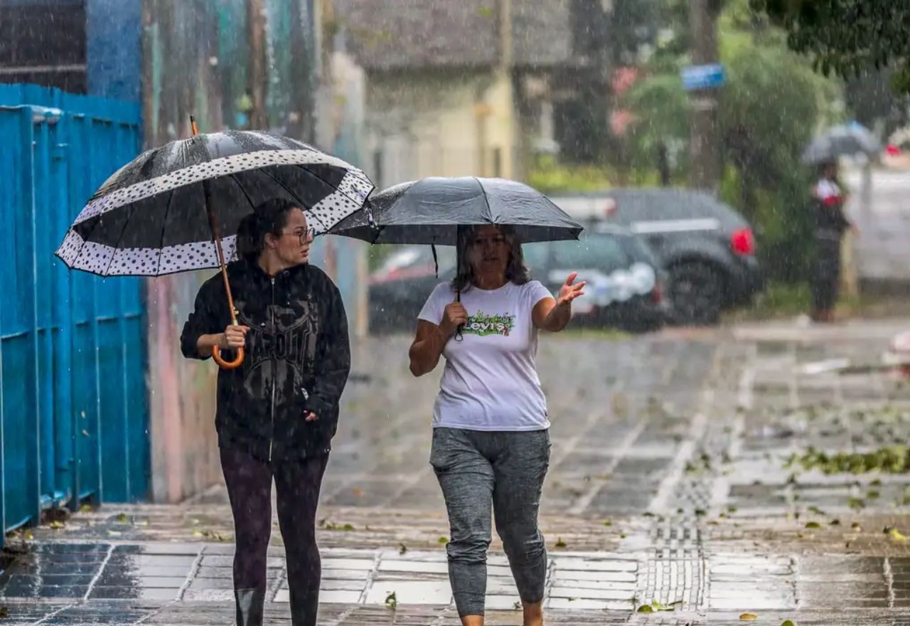 Semana começa com temperaturas amenas e risco de temporais em SP