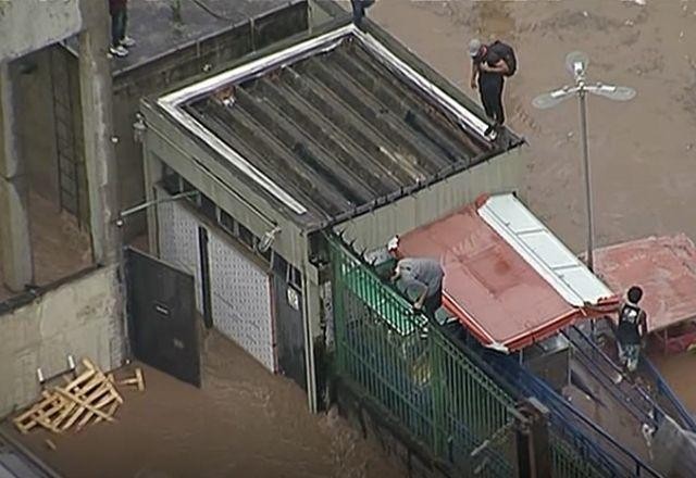 Bombeiros buscam 2 desaparecidos após temporal em São Paulo