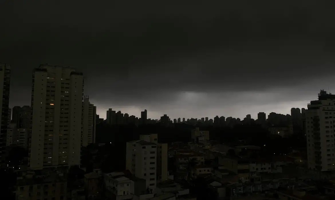 Imagem da noticia Chuva afeta 66 escolas no estado de São Paulo; regiões passam por restauros 