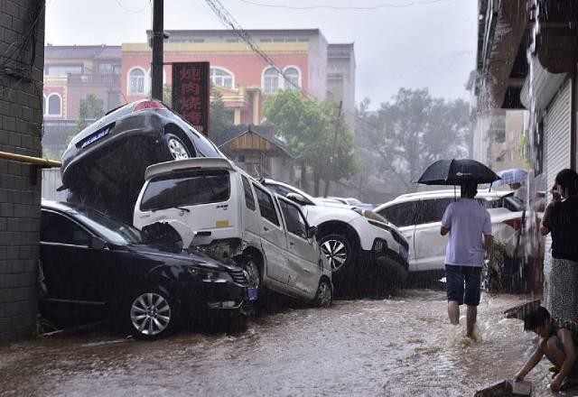 Fortes chuvas na China alagam ruas e metrô e deixam dezenas de mortos