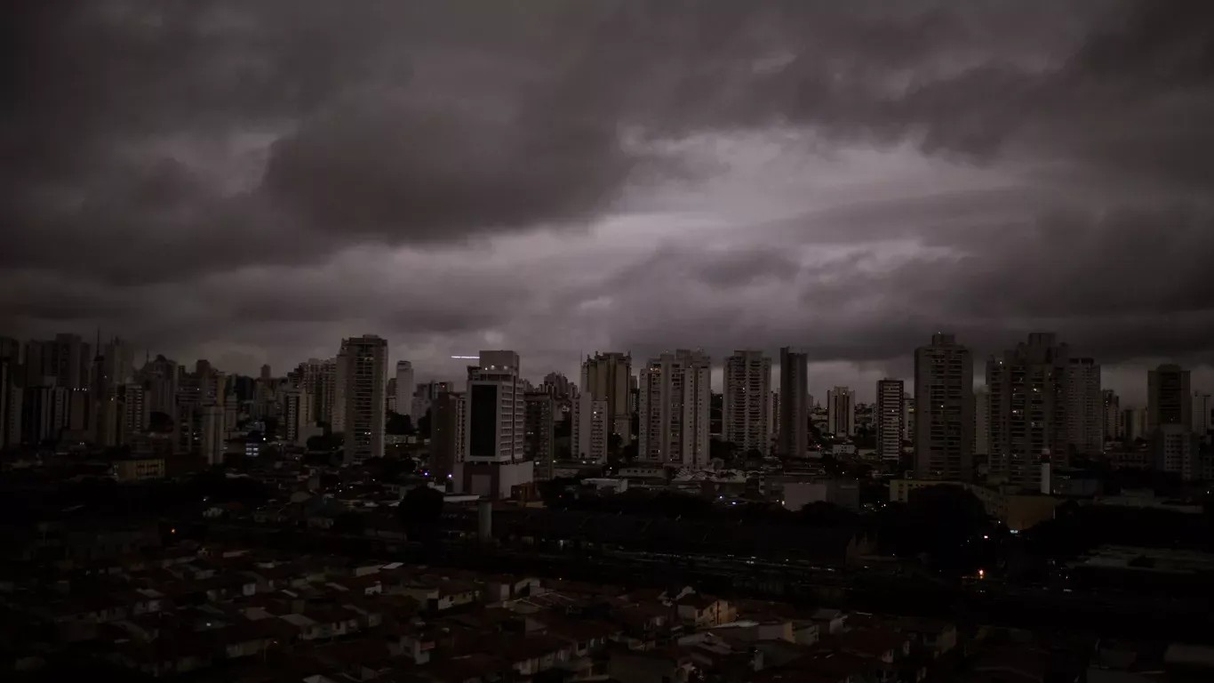 Imagem da noticia Muro desaba durante tempestade e mata dois adultos, uma criança e um cachorro em Bauru