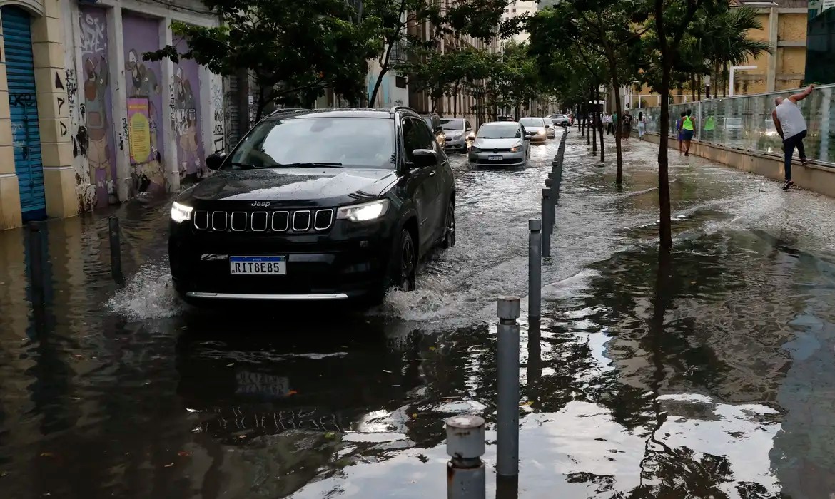 Imagem da noticia Governo reconhece situação de emergência por chuvas em sete cidades do Rio de Janeiro