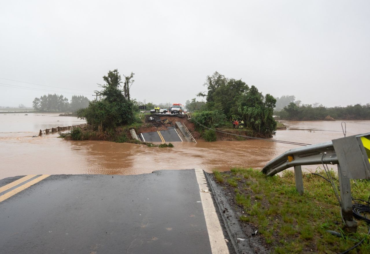 Chuva forte volta a provocar alagamentos e deslizamentos no RS