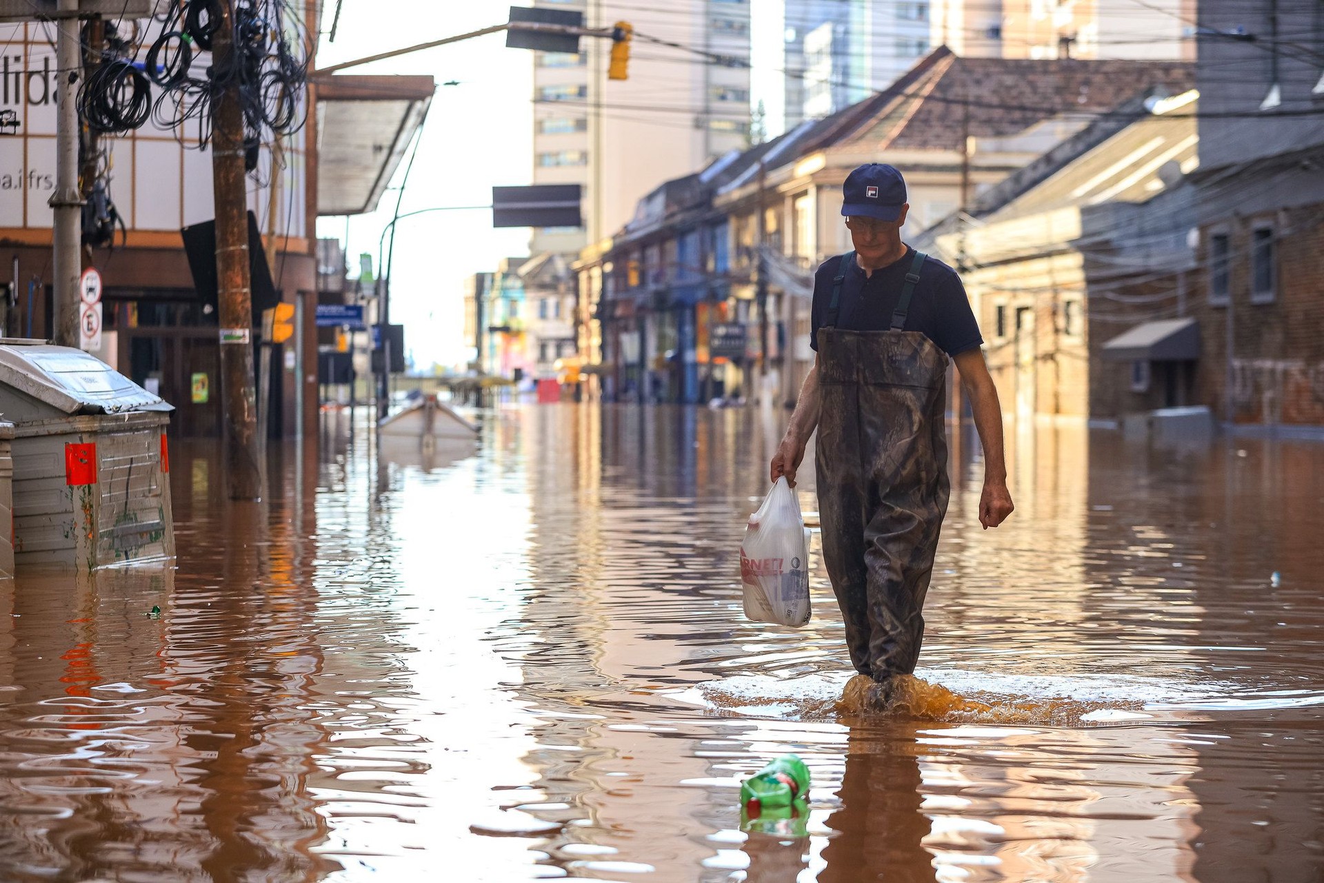 Frente fria leva mais chuva para áreas sob enchentes no Rio Grande do Sul 