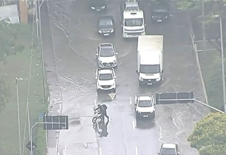 Imagem da noticia Forte chuva causa lentidão e baixa visibilidade em São Paulo nesta sexta-feira (10); veja previsão