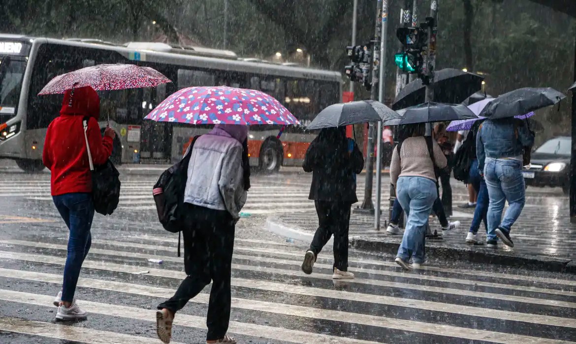 Imagem da noticia Alerta laranja: parte do Brasil têm perigo de queda de temperatura e tempestades, diz Inmet
