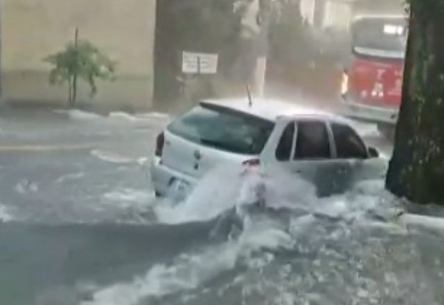 Imagem da noticia São Paulo enfrenta alagamentos e queda de energia após forte chuva nesta terça-feira (18)