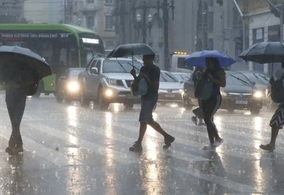 Temporais atingem Sul e Sudeste com chegada de frente fria nesta terça (10)