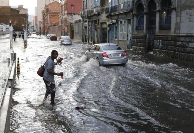 Governo de SP gasta menos no combate às enchentes mesmo com verba sobrando