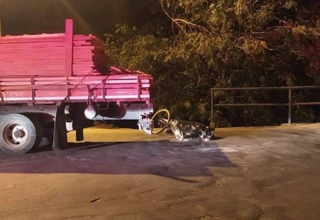 Mulher morre após cair de bicicleta e ser atropelada por caminhão em Minas Gerais