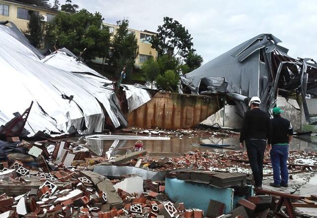 Imagem da noticia Ciclone extratropical deixa quase 300 mil casas sem luz em Santa Catarina