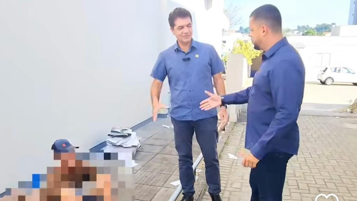 Imagem da noticia Em SC, prefeito manda homem em situação de rua 'capinar', filma e posta nas redes
