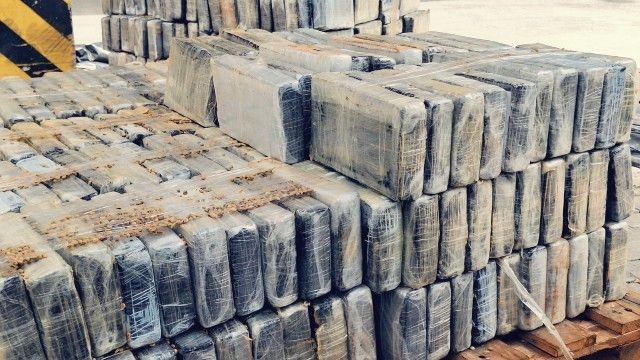 Imagem da noticia Receita Federal apreende 815 kg de cocaína escondidos em carga de café no Porto de Santos