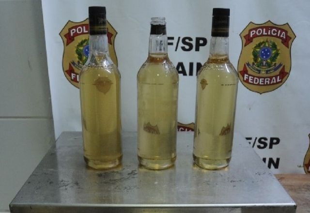 Imagem da noticia Polícia Federal prende mulher com cocaína líquida em garrafas