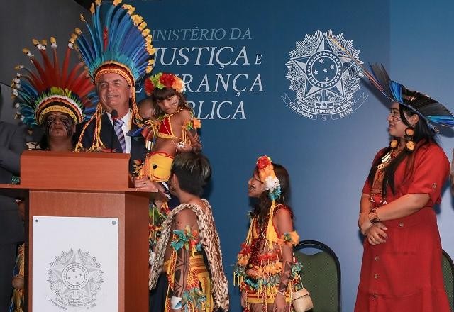 Imagem da noticia De cocar, Bolsonaro recebe medalha de mérito indigenista
