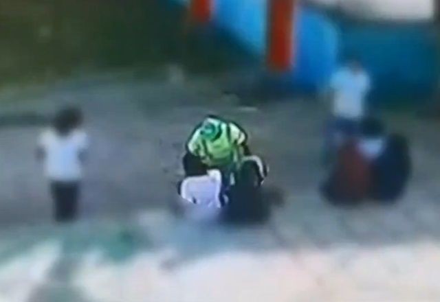 Coletor de lixo é preso após tentar beijar alunas em escola