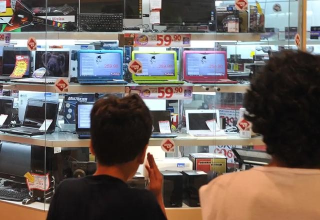 Imagem da noticia Deputados pretendem votar até 5ª feira projeto que derruba portaria sobre trabalho aos domingos e feriados