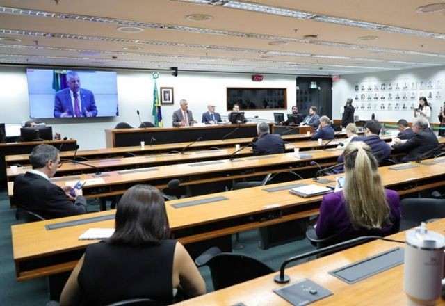 Imagem da noticia Pimenta falta a comissão na Câmara e sessão é marcada por ataques ao ministro: "Verme"
