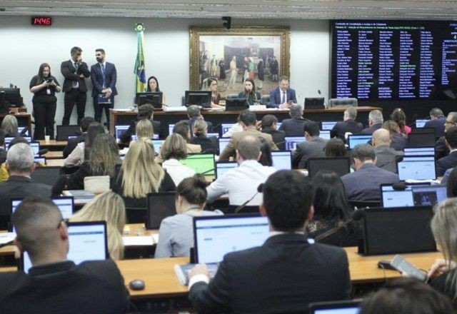Imagem da noticia Votação de proposta que permite ao Congresso suspender decisões do STF é adiada em comissão da Câmara