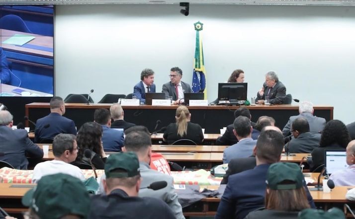 Imagem da noticia Emenda da oposição propõe transição de 10 anos para o fim da escala 6x1