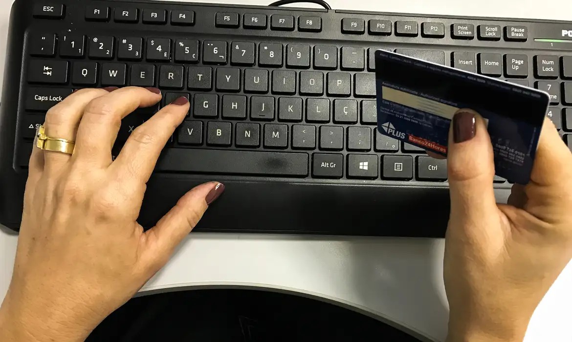 Imagem da noticia Governo e Congresso avaliam tributação de compras internacionais para bancar desoneração, diz jornal