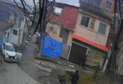 Imagens mostram agressão e incêndio de carro na zona norte do Rio