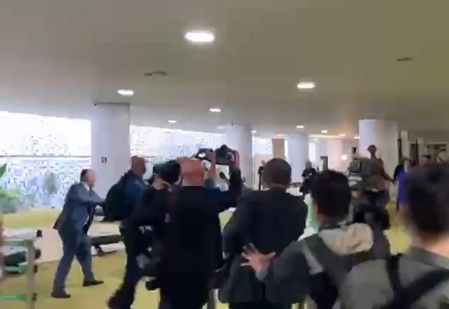 Imagem da noticia Vídeo: confusão no Senado tem corre-corre, acusação de agressão e pedido de prisão