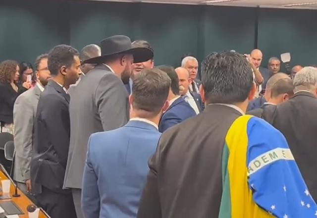 Imagem da noticia Vídeo: confusão e bate-boca encerram participação de Flávio Dino na Câmara
