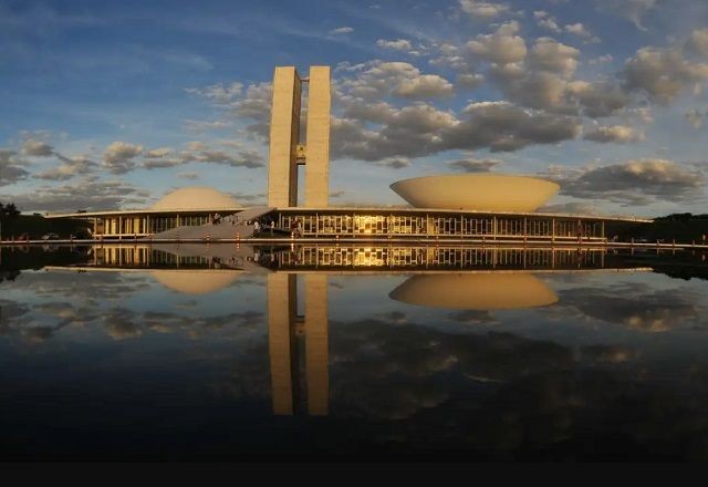 Imagem da noticia PEC da Anistia: Congresso promulga proposta que livra partidos de multas