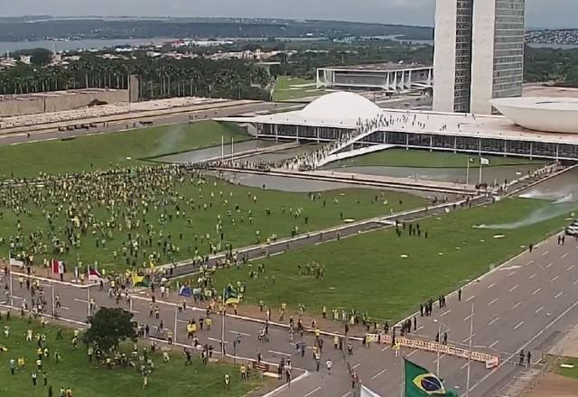 Imagem da noticia Tentativa de golpe adiciona risco e tensão ao mercado financeiro