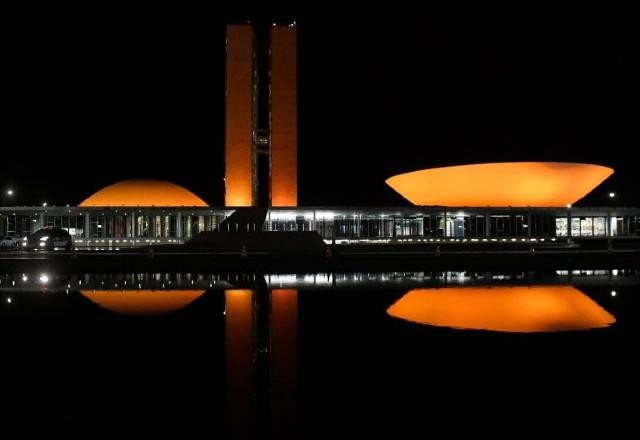 Congresso é iluminado de laranja pela preservação de jumentos no Brasil