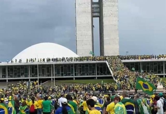 Imagem da noticia Da porta do quartel ao Congresso: como foi o ato golpista em Brasília