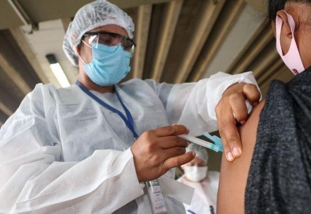 Imagem da noticia Anvisa recebe ajuda de fabricantes de vacina para avaliar Ômicron