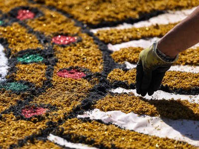 Voluntários transformam ruas de São Gonçalo com tapetes de sal para Corpus Christi