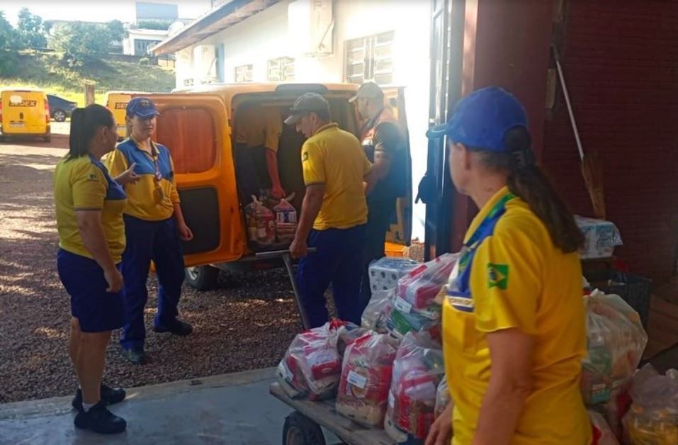 Imagem da noticia Correios pedem para população priorizar doações de água e comida; coleta de roupa é suspensa
