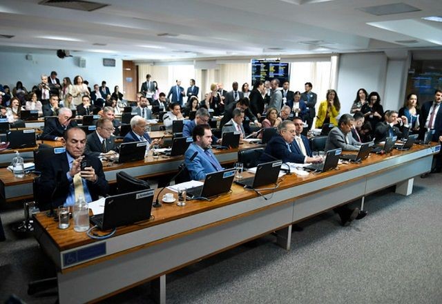 Imagem da noticia PEC da anistia: comissão do Senado aprova proposta que livra partidos de multas