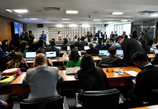 Imagem da noticia Oposição pede indiciamento de Lula e Dino em relatório paralelo