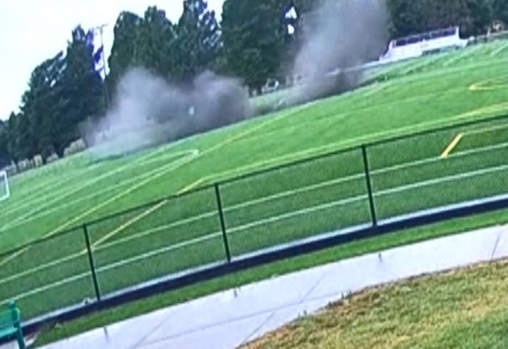 VÍDEO: Cratera gigante se abre no meio de campo de futebol, nos EUA