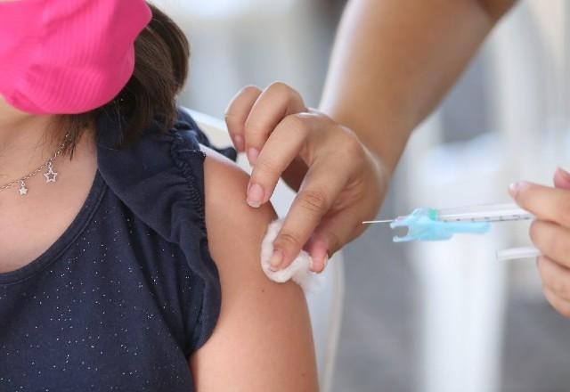 Imagem da noticia Saúde recomenda dose de reforço contra a covid-19 para crianças de 5 a 11 anos