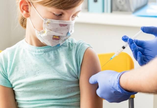 Reino Unido aprova uso da vacina da Moderna em jovens de 12 a 17 anos