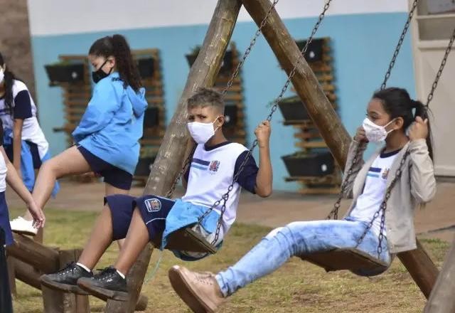 Imagem da noticia Mesmo com liberação, alunos mostram receio em abrir mão da máscara em SP