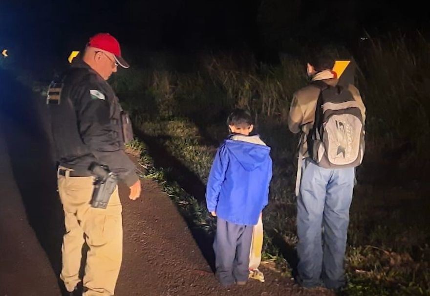 Imagem da noticia Polícia rodoviária resgata duas crianças em estrada do Paraná; irmãos pretendiam chegar à casa de influenciador