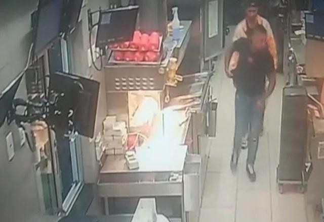 Juíza nega prisão para bombeiro que atirou em funcionário do McDonald's