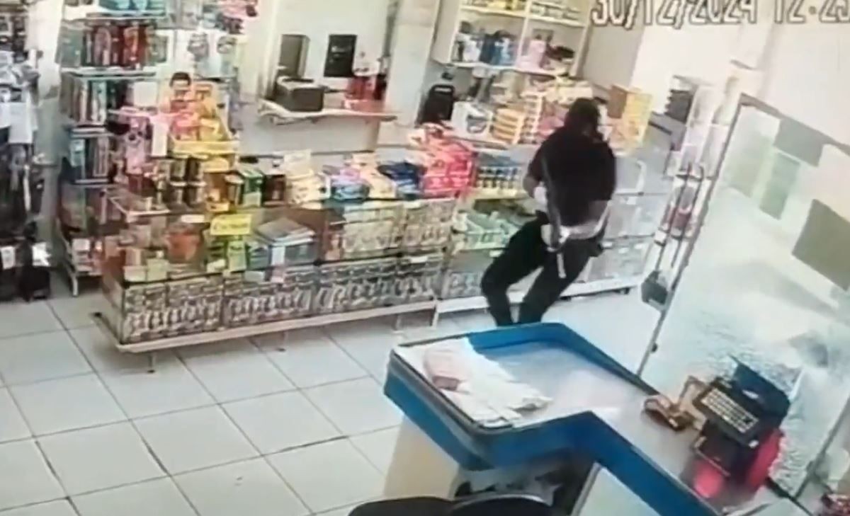 Imagem da noticia Vídeo: Homem é executado a tiros em supermercado no interior de SP