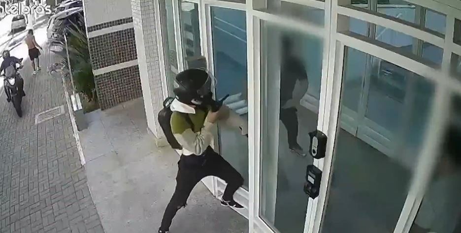 Imagem da noticia Vídeo: assaltantes roubam três homens em prédio de alto padrão na zona leste de SP